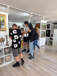 uchenici izlojba 280526 6 Ученици от паралелка „Графичен дизайн“ посетиха изложбата „На Ловеч с любов“ в Арт галерия „Мостове“