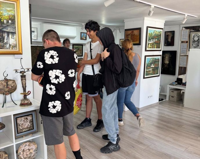 uchenici izlojba 280526 6 Ученици от паралелка „Графичен дизайн“ посетиха изложбата „На Ловеч с любов“ в Арт галерия „Мостове“