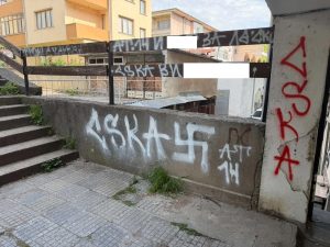vandalizam troyan 220526 3 20-годишен е задържан за хулиганство след изрисувани фасади в Троян