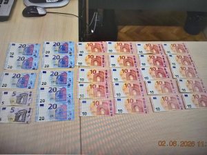 falshivi pari 30626 1 След получен сигнал от търговски обекти в Тетевен е установен 35-годишен мъж от село Градежница прокарал в обращение на неистински парични знаци