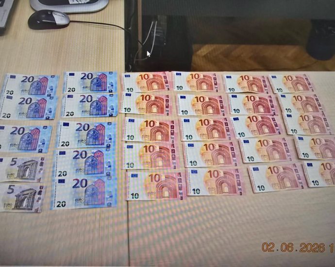 falshivi pari 30626 1 След получен сигнал от търговски обекти в Тетевен е установен 35-годишен мъж от село Градежница прокарал в обращение на неистински парични знаци