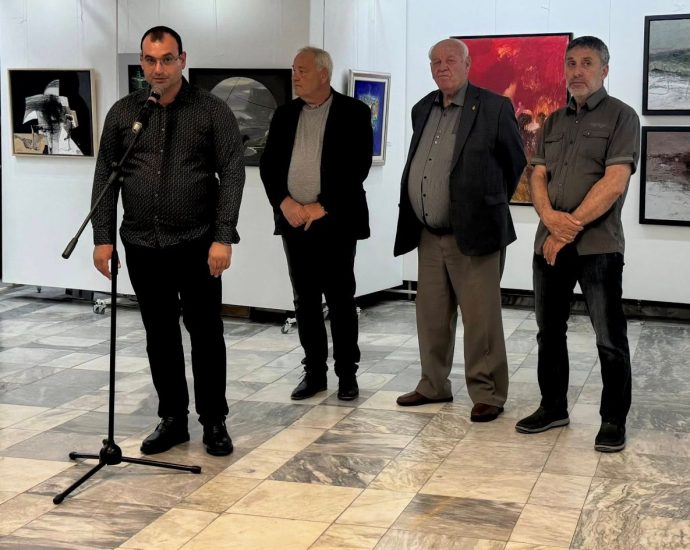 izlojba priateli 140626 3 Изложбата „Приятели“ събра 43 автори в Художествена галерия „Проф. Теофан Сокеров“ – Ловеч