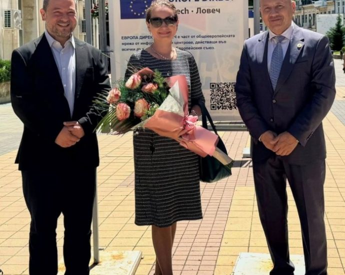 kmet eu sreshta 100626 3 Кметът на Община Ловеч Страцимир Петков проведе вчера среща с ръководителя на Представителството на Европейската комисия в България Йорданка Чобанова