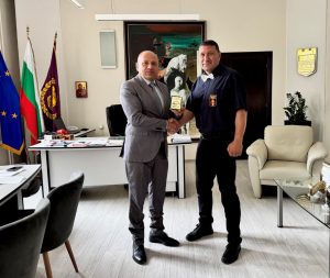 mageranov dojo 10626 Карате клуб „Mageranov Dojo“ – Ловеч връчи благодарствен плакет на кмета Страцимир Петков
