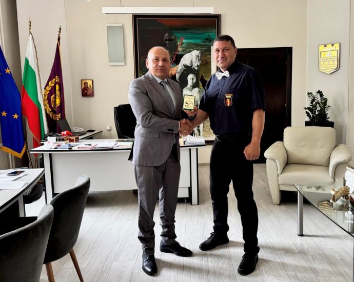 mageranov dojo 10626 Карате клуб „Mageranov Dojo“ – Ловеч връчи благодарствен плакет на кмета Страцимир Петков