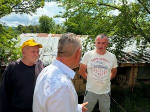 ou proverka orehsak 80626 1 Областният управител Пламен Христов провери сигнал за теч от магистралния водопровод „Черни Осъм“ в Орешак