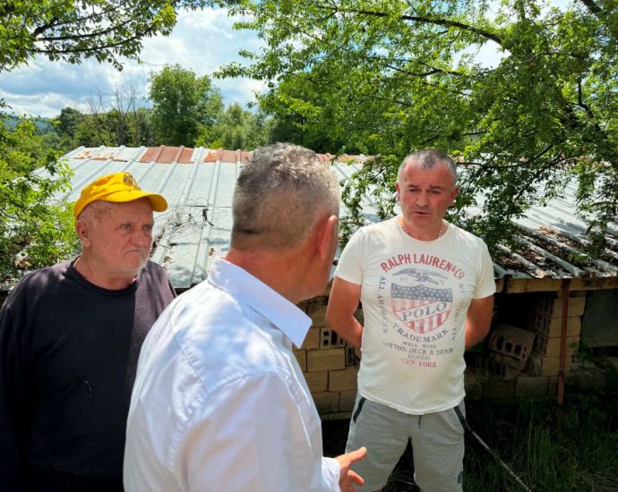 ou proverka orehsak 80626 1 Областният управител Пламен Христов провери сигнал за теч от магистралния водопровод „Черни Осъм“ в Орешак