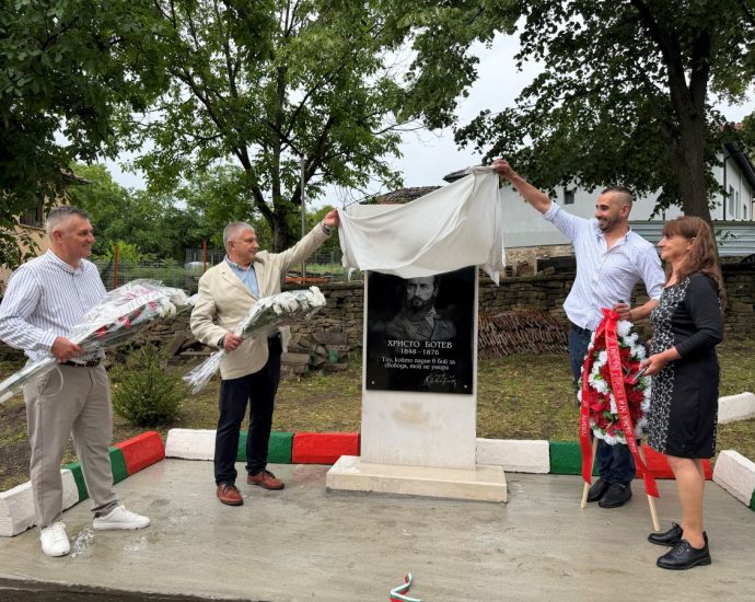 presiaka botev park 30626 1 В Пресяка откриха парк „Христо Ботев“ и паметна плоча на поета революционер