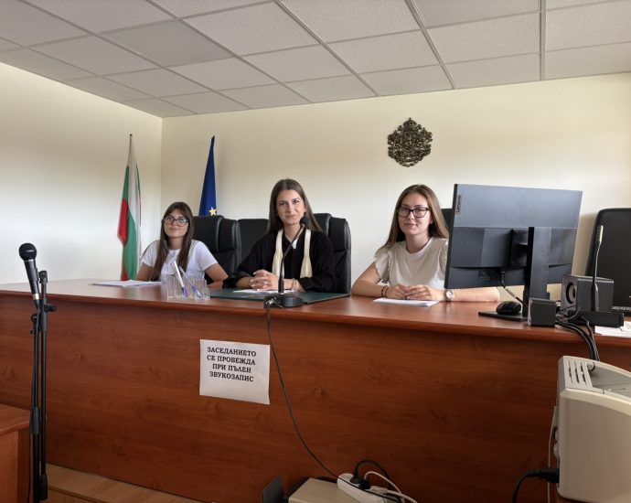 sad simulacia 170626 8 Десетокласници от ПЕГ „Екзарх Йосиф I“ – Ловеч участваха в симулиран съдебен процес в съдебната зала на Окръжен съд – Ловеч
