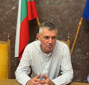 zemedelska tehnika ou 90626 1 Областният управител Пламен Христов поиска да бъде намерено решение на проблема с излизането на селскостопанска техника от земеделските блокове към републиканските и общинските пътища