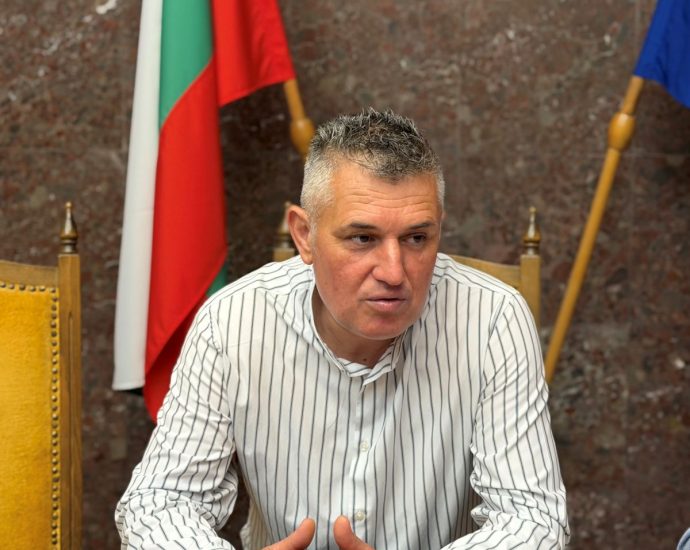 zemedelska tehnika ou 90626 1 Областният управител Пламен Христов поиска да бъде намерено решение на проблема с излизането на селскостопанска техника от земеделските блокове към републиканските и общинските пътища
