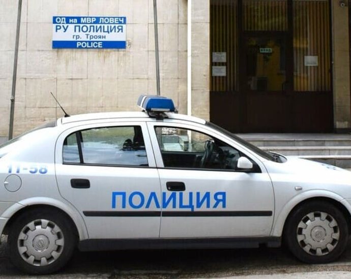 police troyan 120826 Засилени мерки за сигурност и движение за празника на Троянския манастир и панаира в Орешак