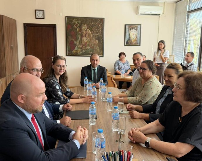 troyan ministaer 250826 Нов дигитален хъб в Троян ще предлага безплатни обучения за възрастни