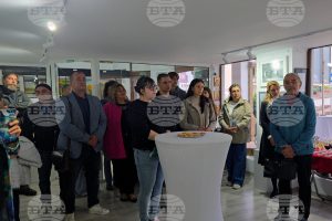 izlojba vlado bta 290926 1 Над 3000 евро бяха събрани на благотворителна изложба в подкрепа на художника Владимир Киров