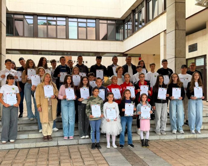 nagradi deca troyan 240926 Община Троян отличи 42 талантливи ученици с успехи в науката, изкуствата и спорта