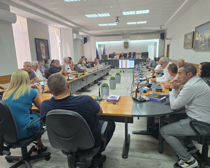 obs lovech 140926 Валентина Недялкова: На сглобката не й достигнаха четири гласа, за да харижат един апетитен имот в знаковата Барокова къща за партиен офис на „Прогресивна България“.