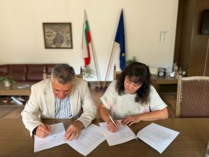 ou memorandum 230926 Областният управител и кметът на Карлуково подписаха меморандум за опазване на храма „Св. Богородица“ и развитие на туризма