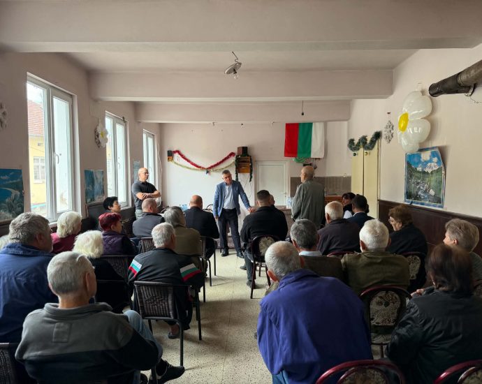 ou slavshtitza 230926 Областният управител Пламен Христов се срещна с жители на Славщица