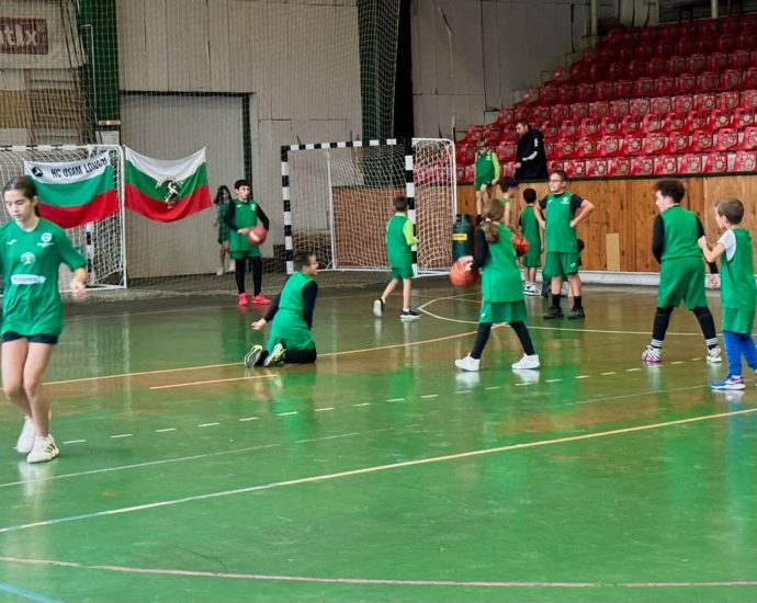 grupama ekipi 301026 1 „Групама Застраховане“ осигури спортна екипировка за два детско-юношески клуба в Ловеч
