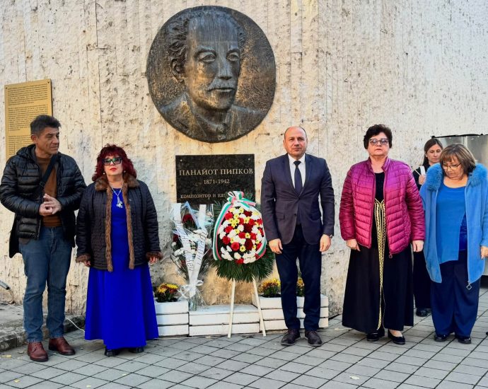 horov festival pipkov 231026 2 С химна „Върви, народе възродени“ в Ловеч беше открит Третият национален хоров фестивал „Панайот и Любомир Пипкови“
