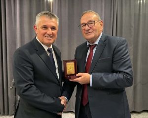 izlojba milko 301026 1 Милко Недялков получи плакета на областния управител на Ловеч по повод 70-годишния си юбилей